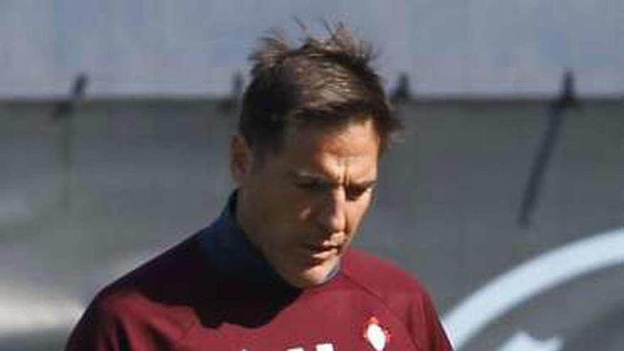 Eduardo Berizzo consulta sus notas, ayer en Madroa. // R. Grobas