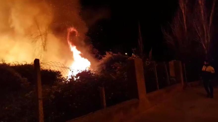 Incendio en un solar abandonado de Mula.