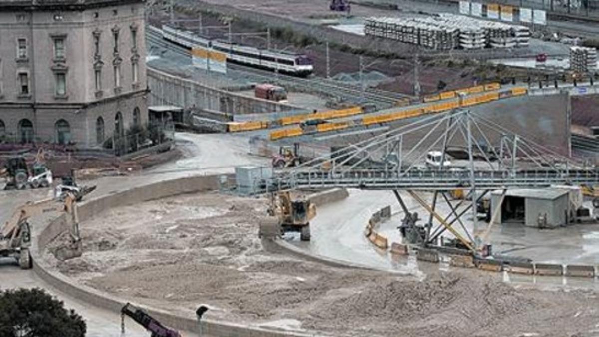 Fachada de la Glòria, en la calle de Mallorca, ante cuya parte derecha empezó a excavar ayer la tuneladora. Foso de la base del túnel en la Sagrera repleto de fango de la perforación, ayer.