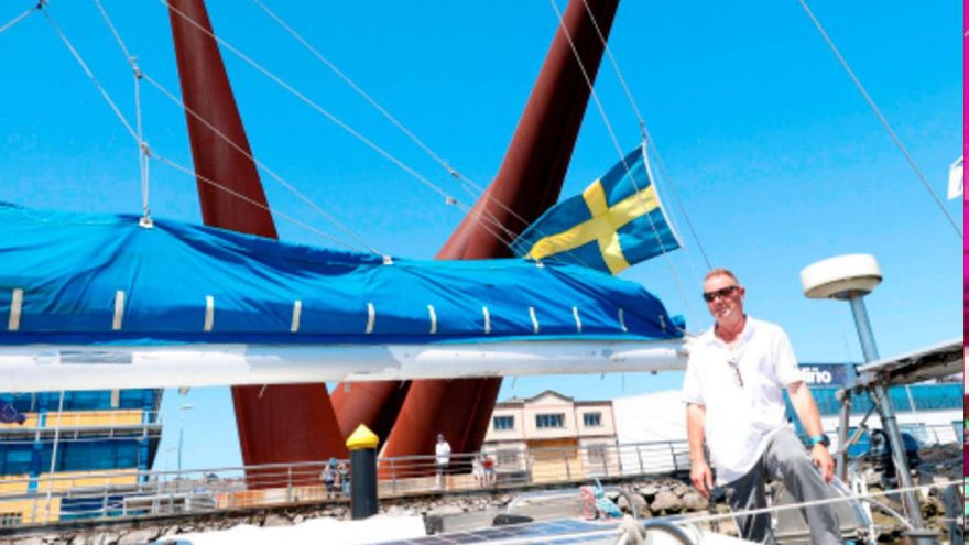 A la izquierda, Micha von Klabautermann, en una embarcación. Arriba, el inglés John Burns, en su velero. | A. M.