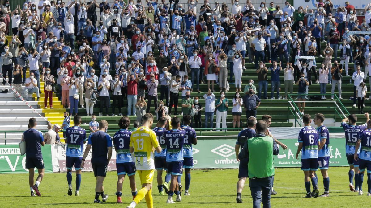 Los jugadores del Coria agradecen el apoyo de su afición en el Príncipe Felipe, el domingo.