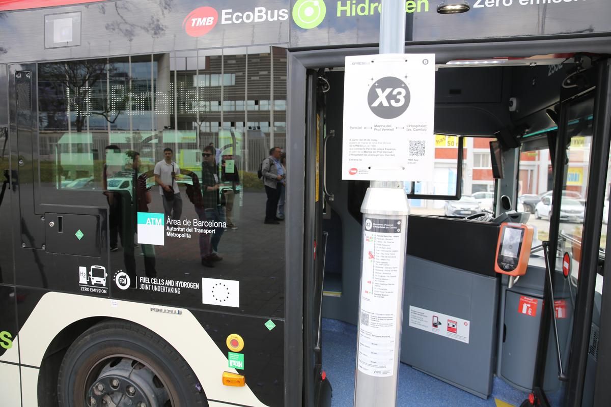 Presentación del bus X3, que conecta Barcelona y LHospitalet de forma más directa