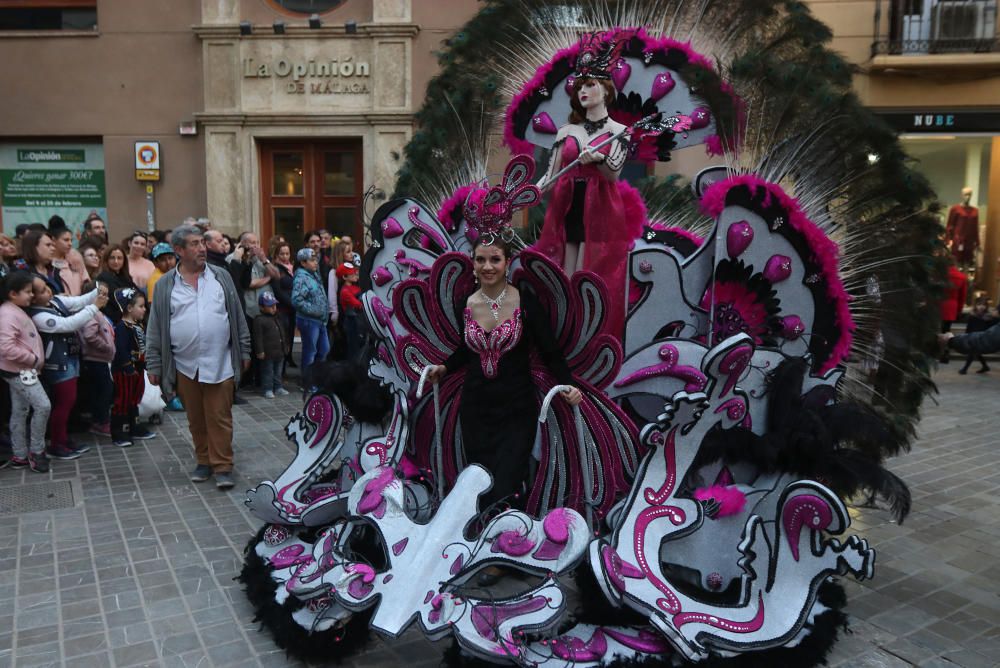 Desfile de dioses y grupos de animación.