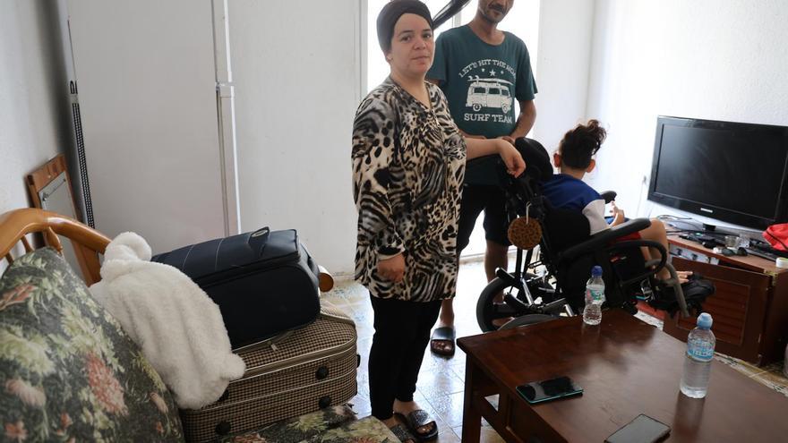 Aplazan temporalmente el desahucio de una familia con un menor con parálisis cerebral en Alicante