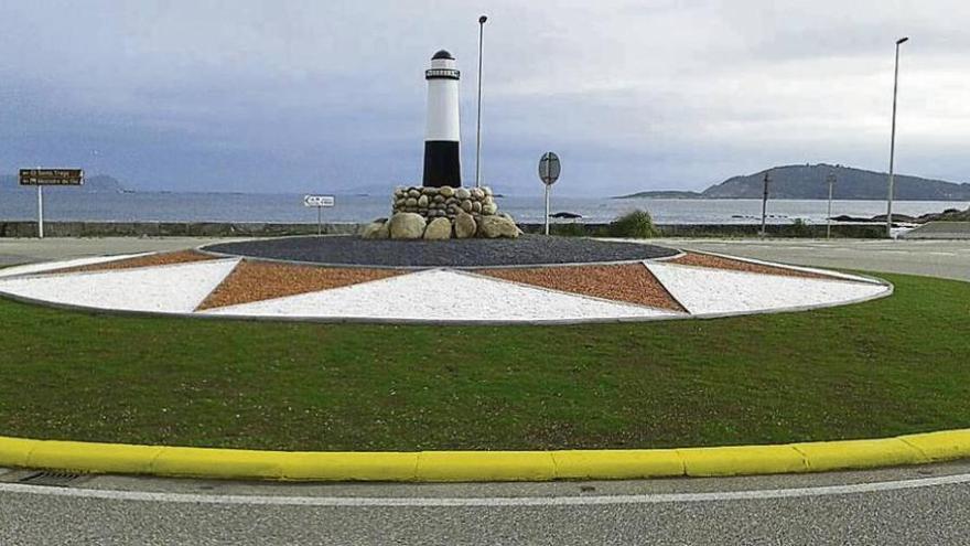 Un faro guía a los conductores en la rotonda de Baredo