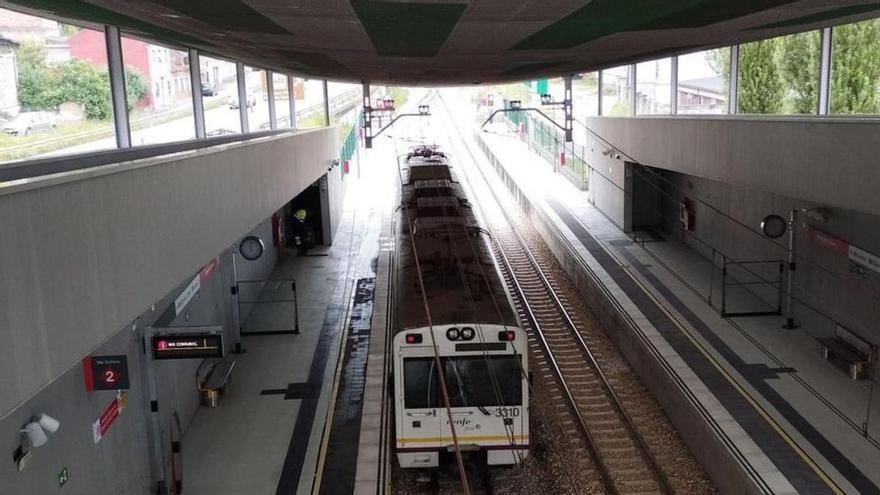 Un tren en Sama tras circular en pruebas por el tramo soterrado. | M. Á. G.