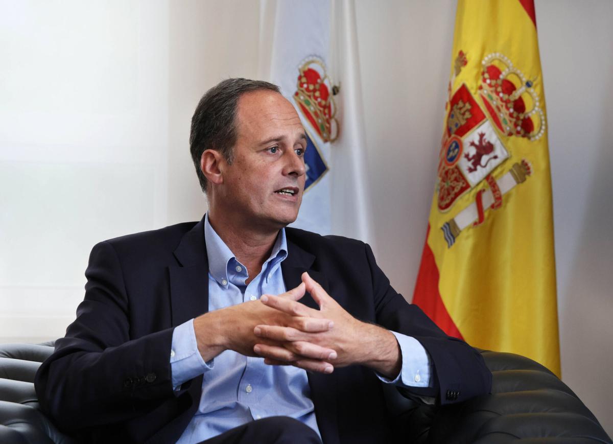 Vigo, edificio de la Autoridad Portuaria y Peiraos do Solpor en Bouzas. Fotos de entrevista a Carlos Botana, presidente del Puerto