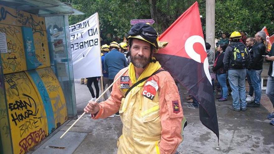 “Sufrimos una precariedad brutal” “En invierno trabajo de camarero”