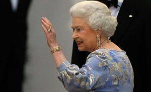 La reina Isabel arriba a l’hotel on es va celebrar el sopar de recepció previ al casament reial, al qual van assistir membres de la reialesa britànica i estrangera.