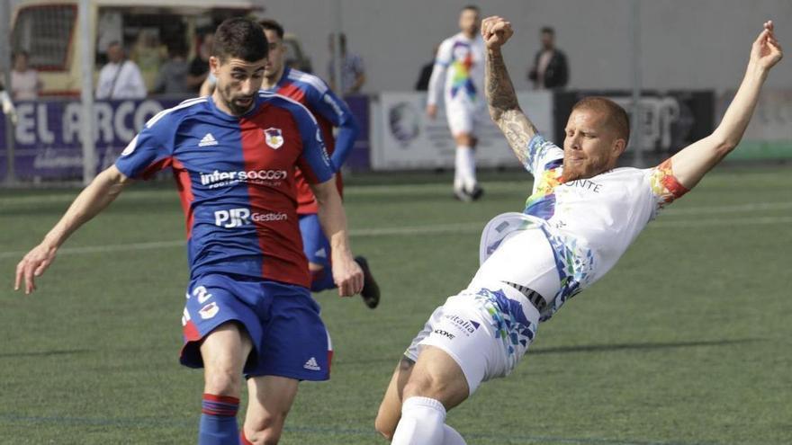 Nacho López, frente a Morcillo en el Langreo-Avilés disputado en Ganzábal. | Juan Plaza