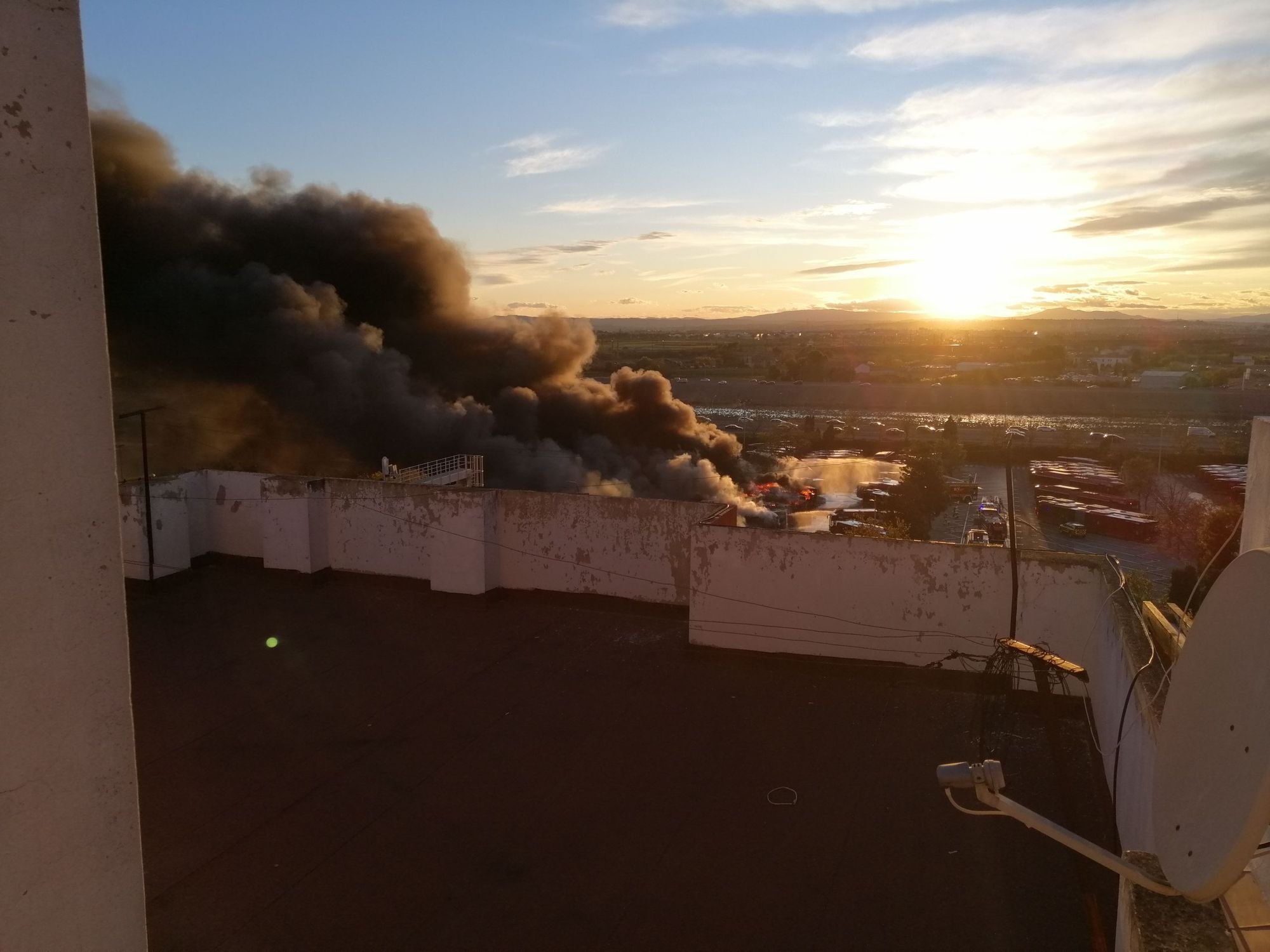 Galería: Espectacular incendio en las cocheras de la EMT de Valencia