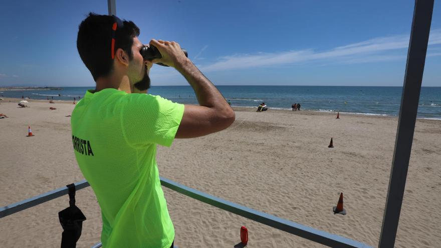 Un socorrista en una torre de vigilancia de la playa del Port