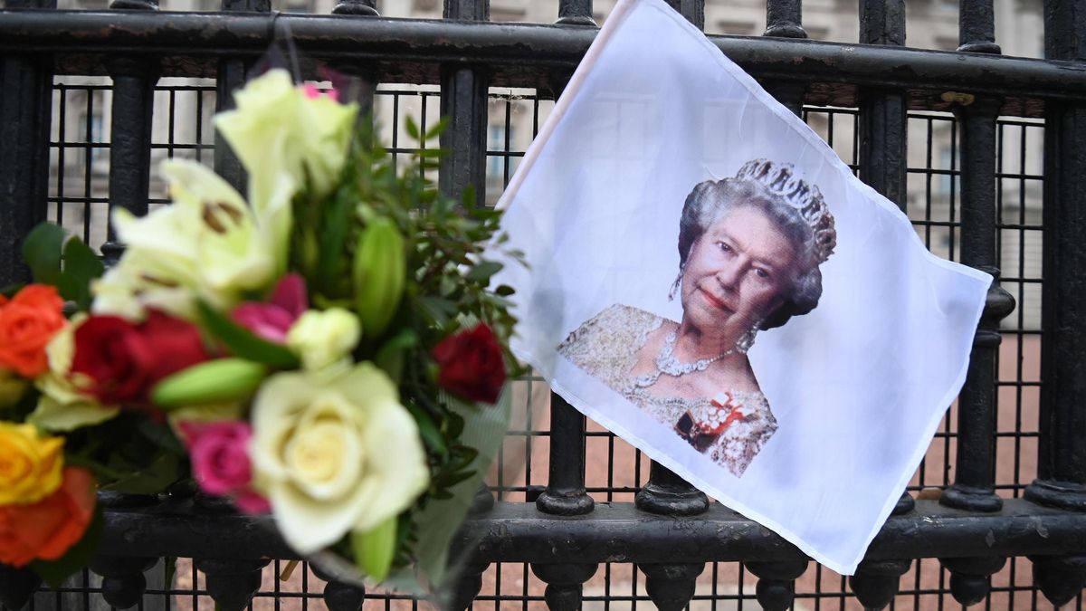 Flores en homenaje al cumpleaños de Isabel II