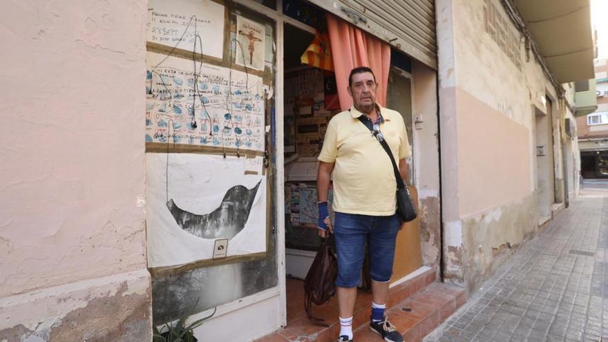 José en la puerta de su bajo comercial que tiene alquilado como una vivienda.