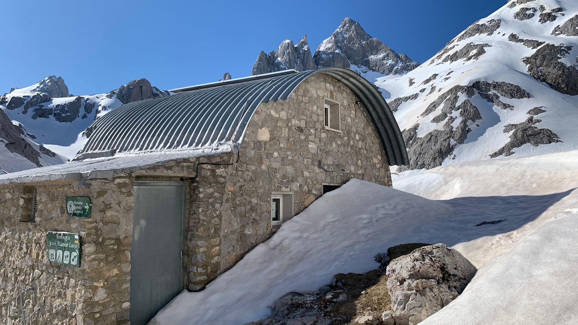 Refugios del Urriellu y Jou de los Cabrones tras la última nevada