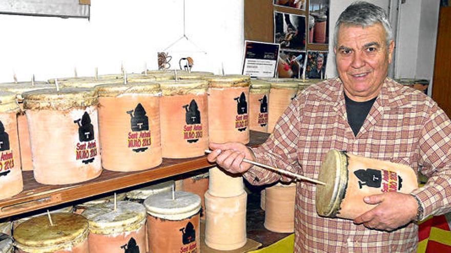 Jordi Cloquell ha construido 93 ´ximbombes´ para la fiesta de Sant Antoni de Muro.