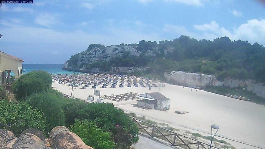 Bei dem Wetter gibt es in der Cala Romántica keinen Kampf um die Strandliegen.