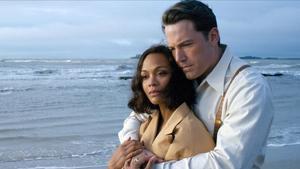 Ben Affleck y Zoe Saldana, en una imagen de ’Vivir de noche’.