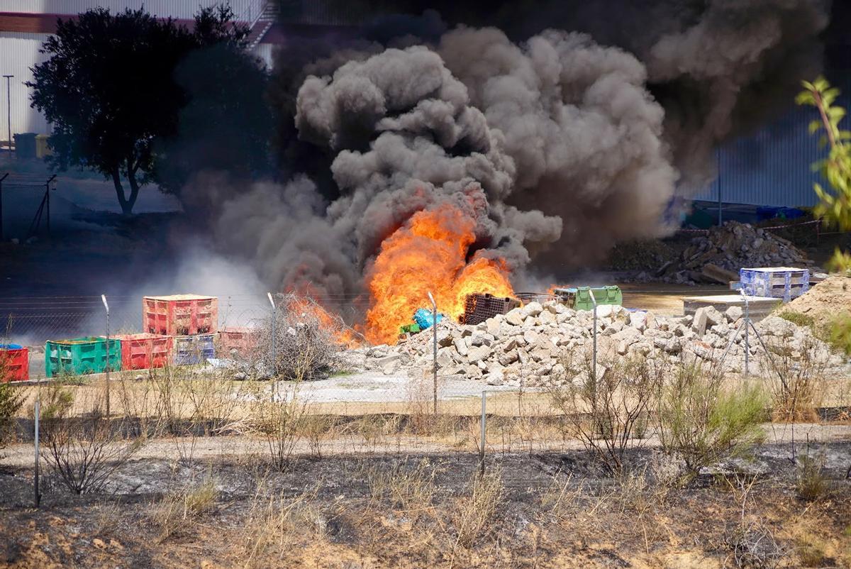 GALERÍA | Las imágenes del incendio en la planta de residuos Zaresa de Roales