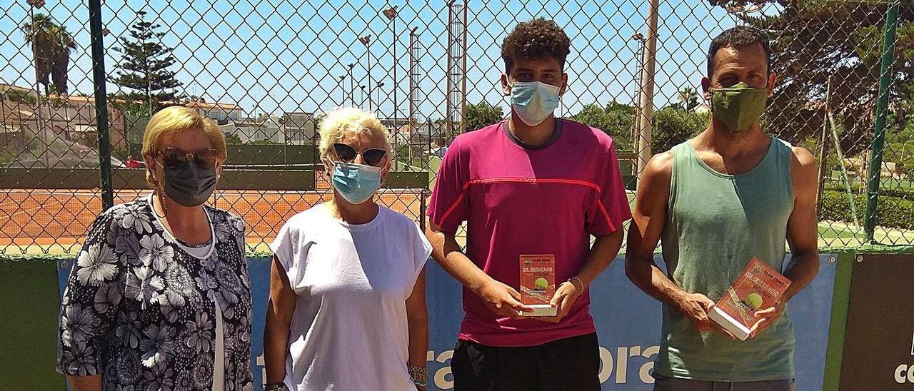 Iván López y Marc Marco, durante la entrega de premios de la final absoluta masculina. | FTIB