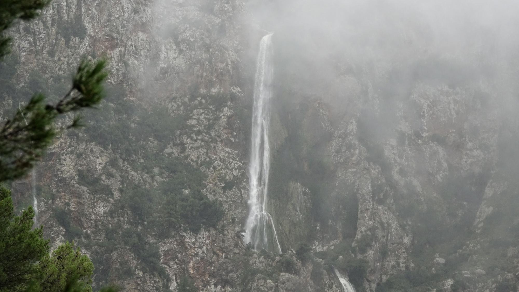 Las lluvias activan el impresionante salto de agua del Torrent des Lli