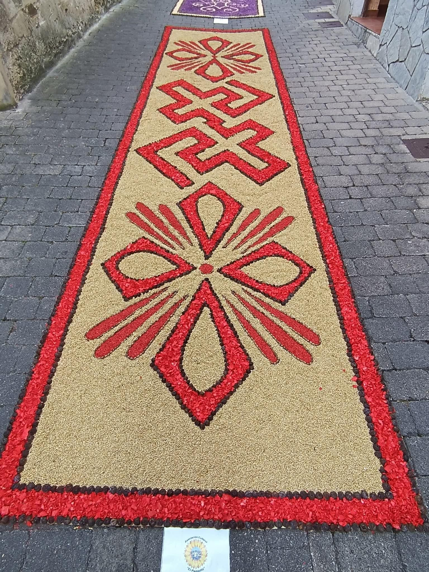 Castropol se llena de color con sus alfombras florales