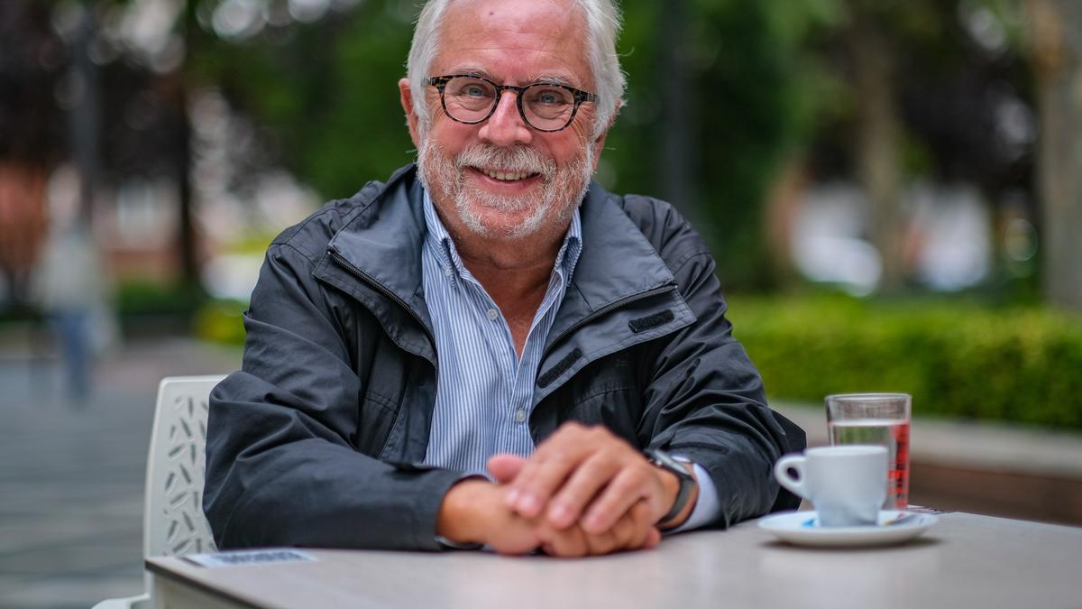 Miguel Murillo, tomando un café en el paseo de San Francisco de Badajoz.