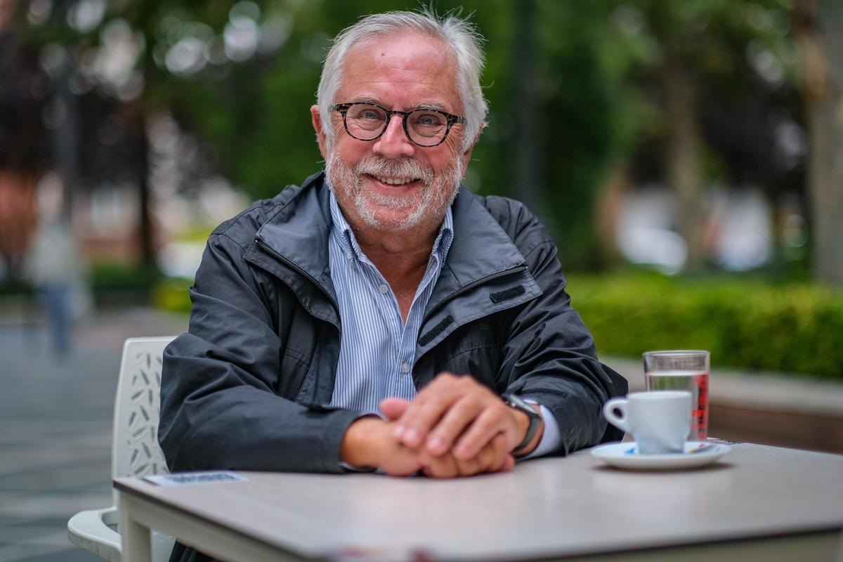 Miguel Murillo, tomando un café en el paseo de San Francisco de Badajoz.