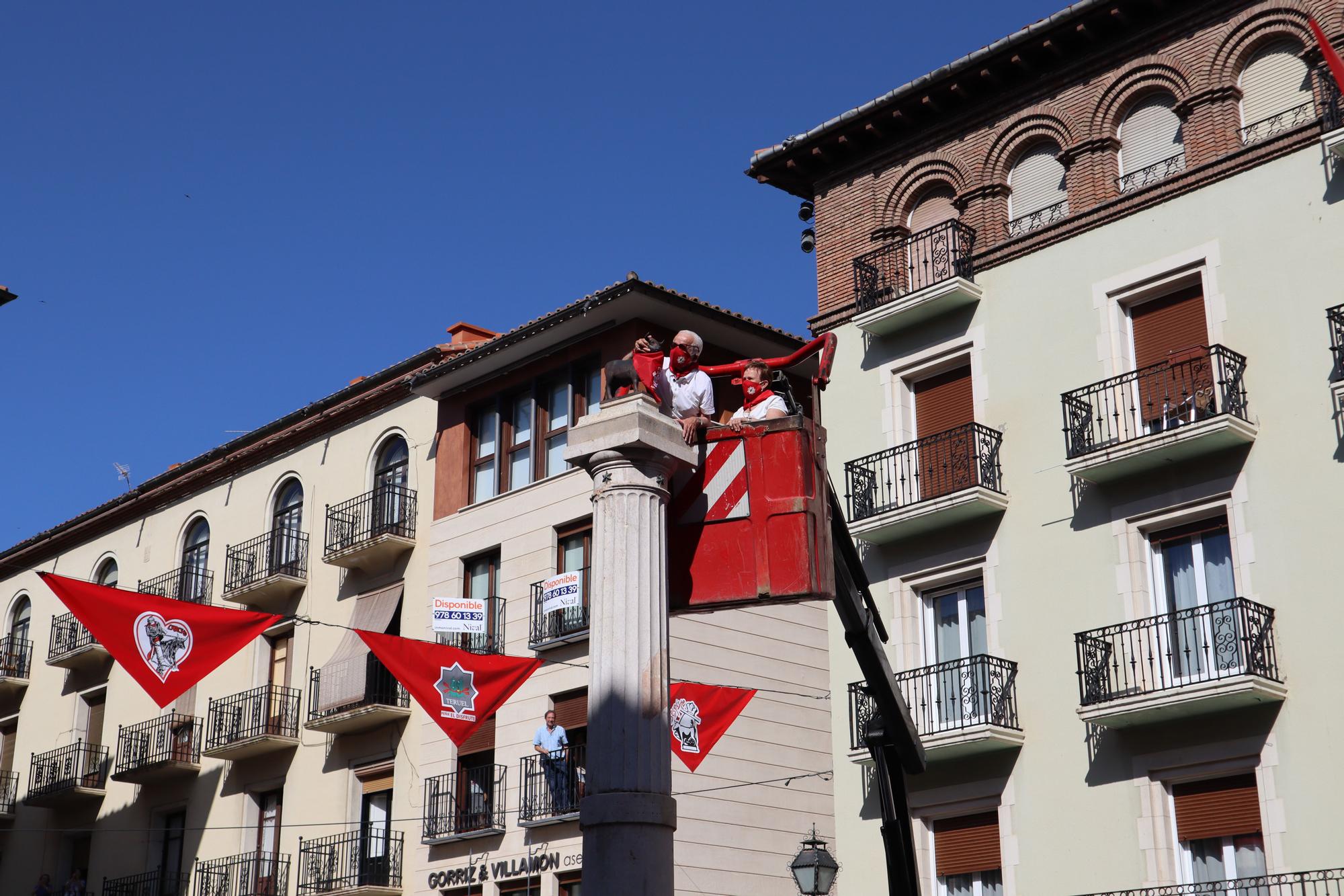 FOTOGALERÍA | La Peña El Agüelo sube en grúa para colocar el pañuelo al Torico de Teruel, en el segundo año sin Fiestas del Ángel