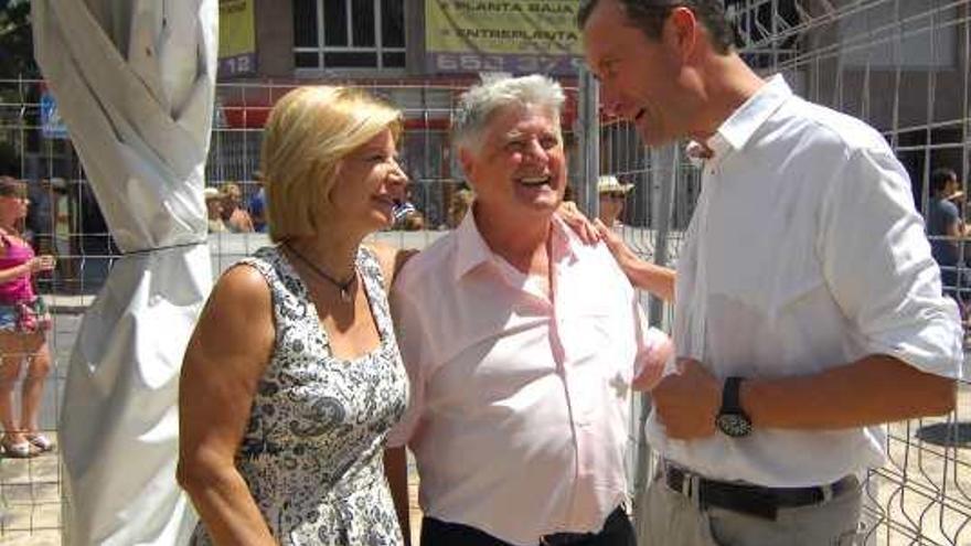 Los cuatro cantores de la Capella de La Festa d&#039;Elx José Pedro López, Antonio Vives, Rafael Prats y Antonio Caballero con el director de INFORMACIÓNTV.