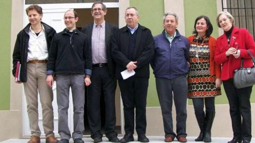 García Gondar, en el centro, con el alcalde y voluntarios del centro social, delante de las instalaciones. / l. o.