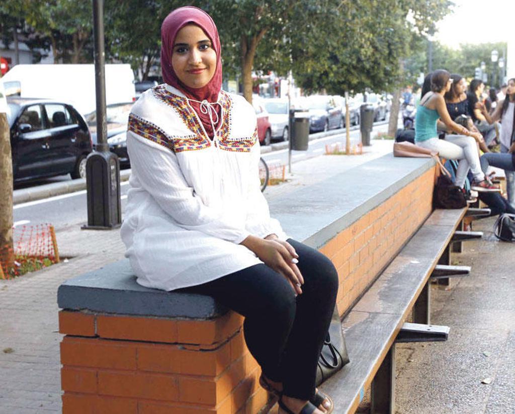 «Es indignante que me impidan formarme por el pañuelo musulmán»