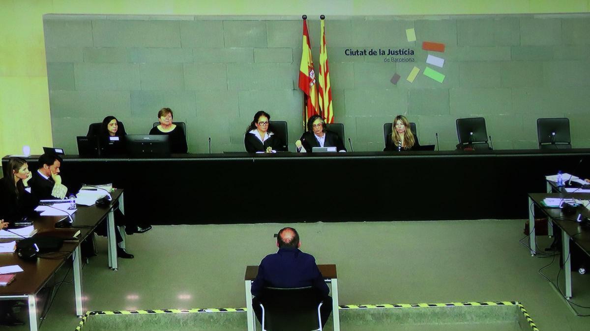 Declaraciones de Conchi Martínez, una de las afectadas por la macroestafa inmobiliaria, el 16/02/2026, en la Ciudad de la Justicia de Barcelona.