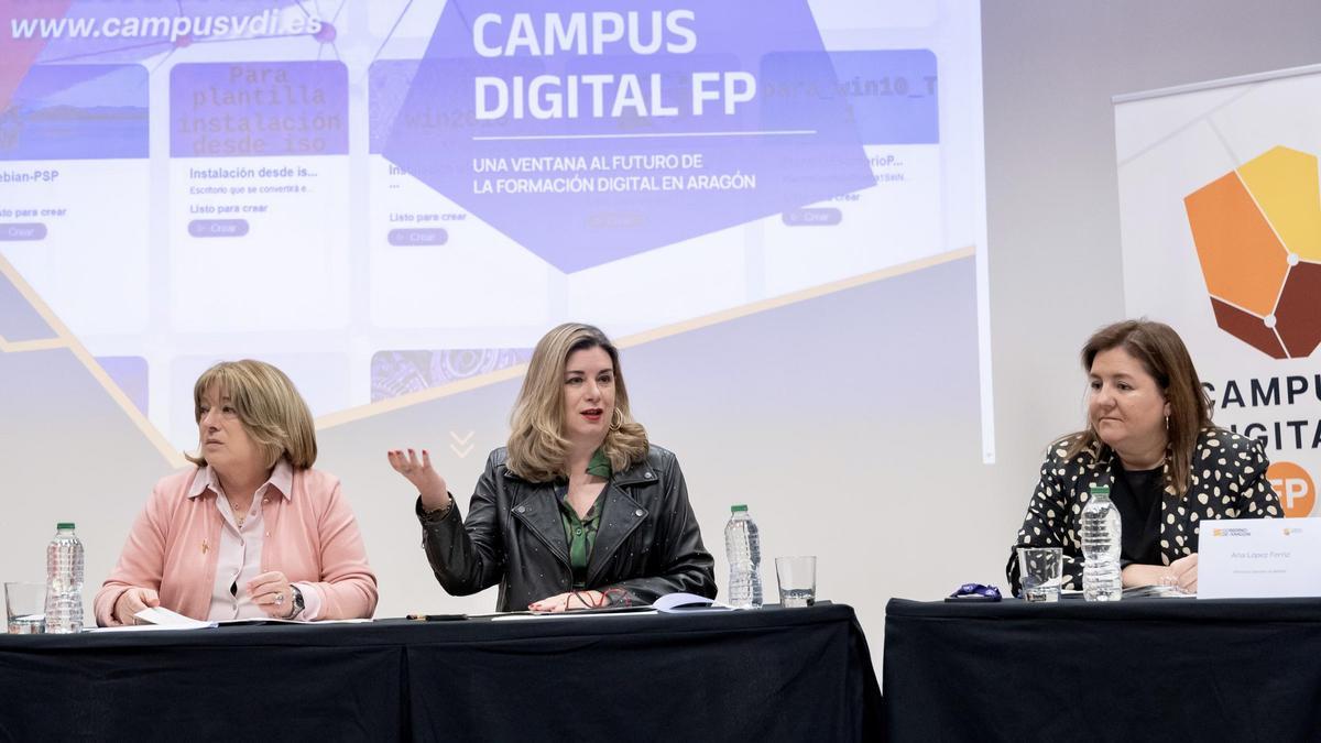La consejera de Educación, Tomasa Hernández, junto a la consejera de Ciencia, Empleo y Universidades, Claudia Pérez Forniés, en el pleno del Consejo Aragonés de FP.