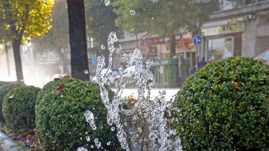 Una de las bocas de riego de Gran Vía anegando los jardines. // M.G.B.