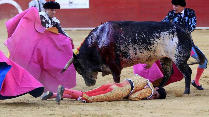 Barrio, tras sufrir la cogida mortal en la plaza de toros de Teruel.