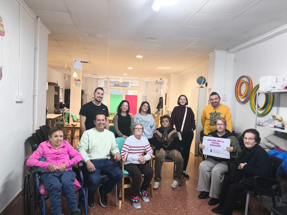 El alcalde de Alfauir ha visitado la sede de la AFAC para entregar el dinero recogido