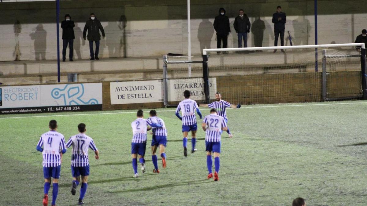 Jugadores del CD Izarra celebrando un tanto ante el Peña Sport.