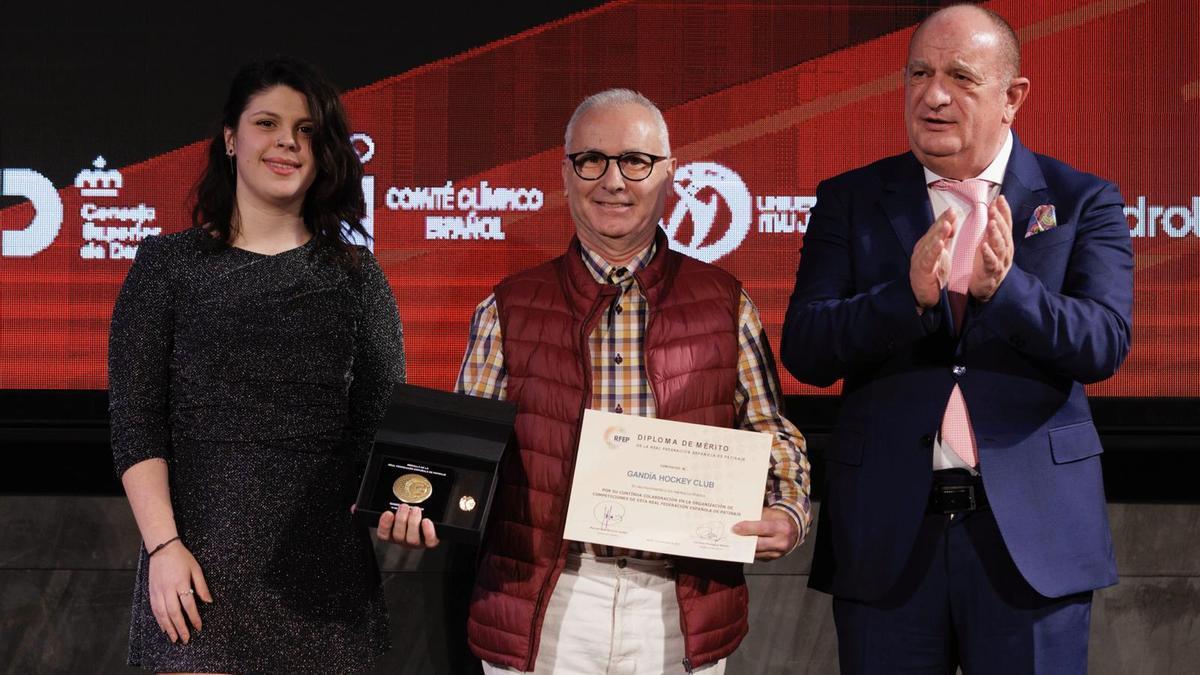 Xavier Villarmín, en el centro, recibe la distinción