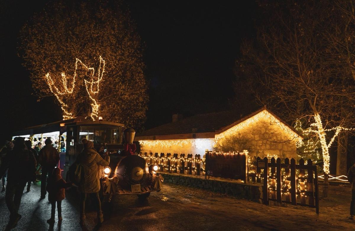 Durante una hora los niños y sus familiares acompañarán a los pajes a través de un recorrido en tren por la montaña para llevar sus deseos a sus Majestades de Oriente