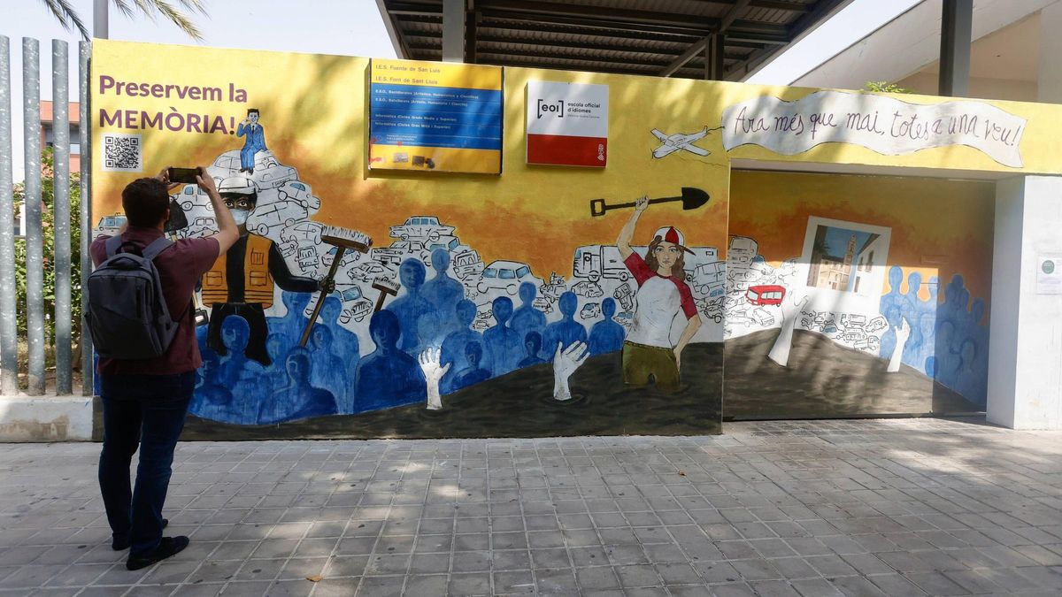Alumnos del IES Font de Sant Lluís realizan un mural en recuerdo a la tragedia de la dana