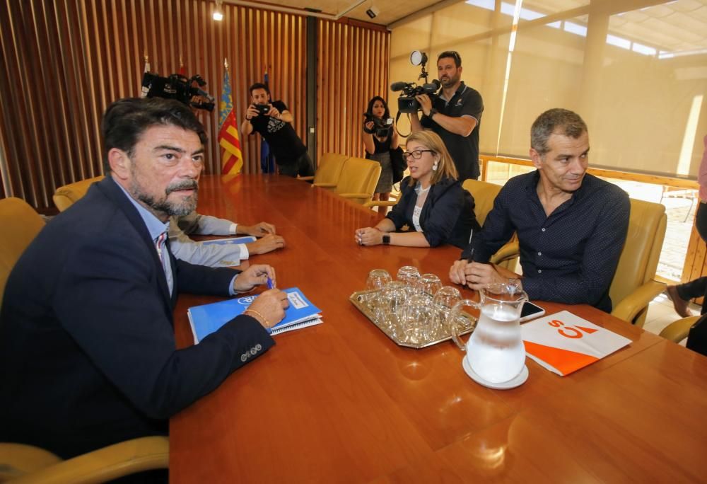 Luis Barcala recibe a Toni Cantó y Mari Carmen Sánchez para ultimar los "flecos" pendientes antes del pleno de investidura.