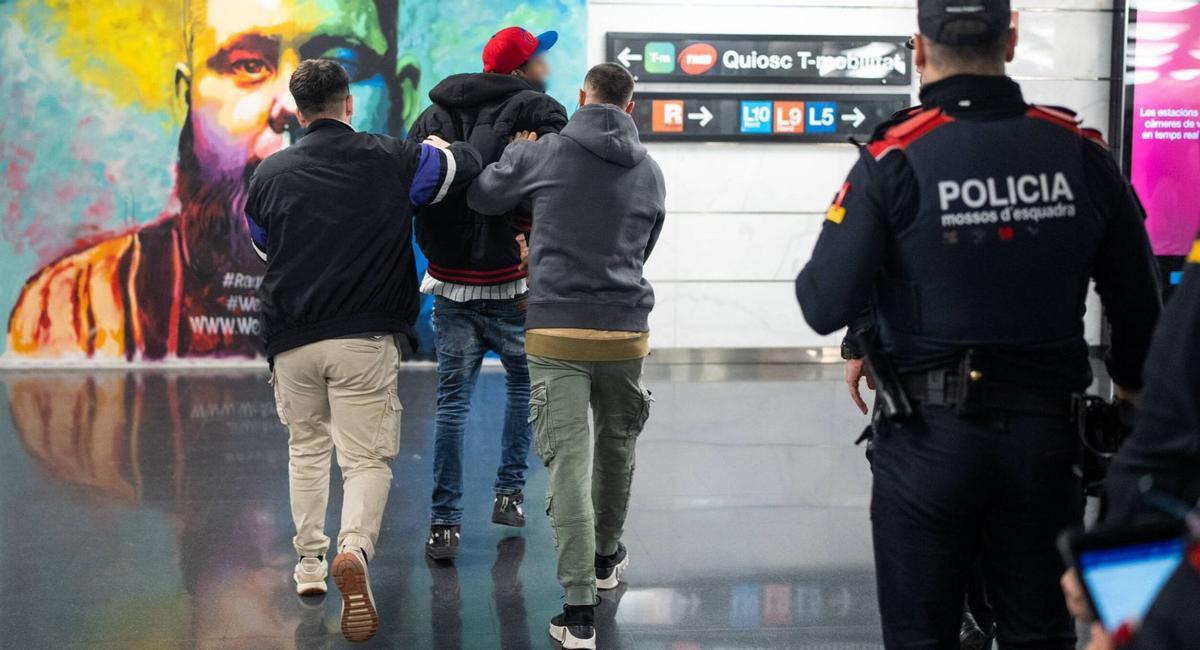 Els delictes cauen un 24% en un any al transport públic de BCN