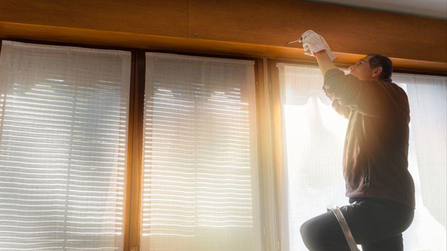 Este es el truco para limpiar las persianas por fuera en un piso alto:  superfácil y rápido