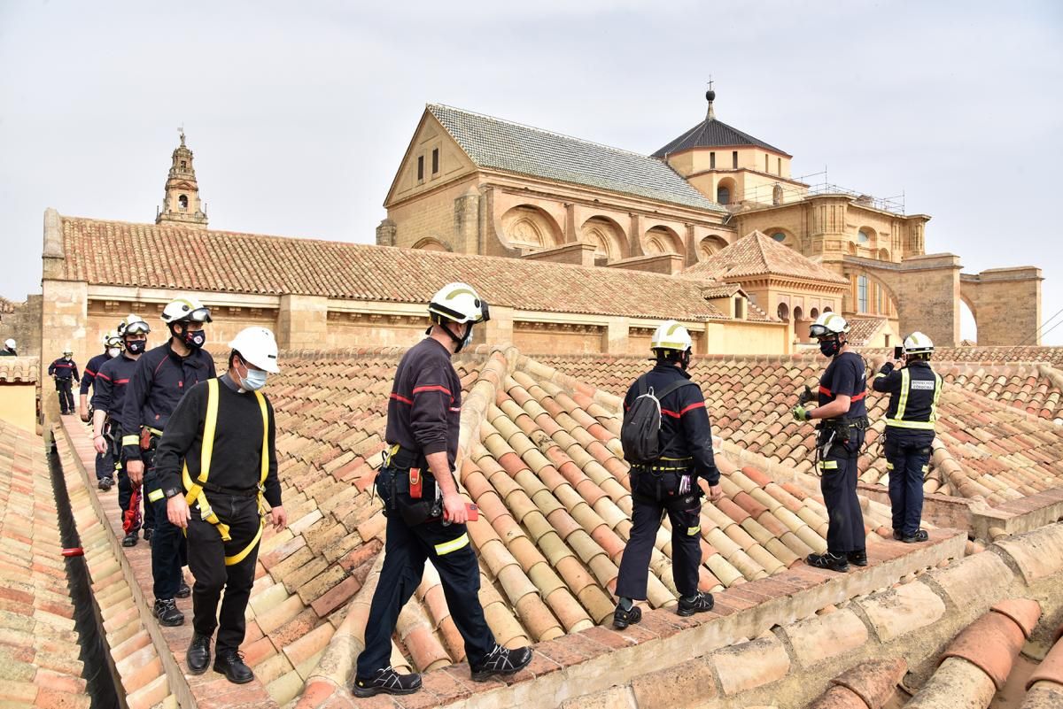 Los bomberos comprueban la seguridad antiincendios de la Mezquita-Catedral