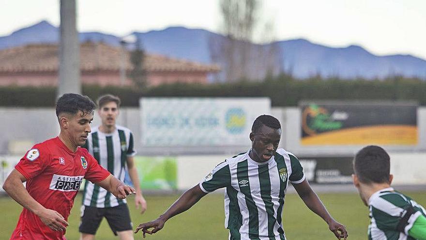 Diaby (Peralada) i Moha (Banyoles) en el duel d&#039;ahir.