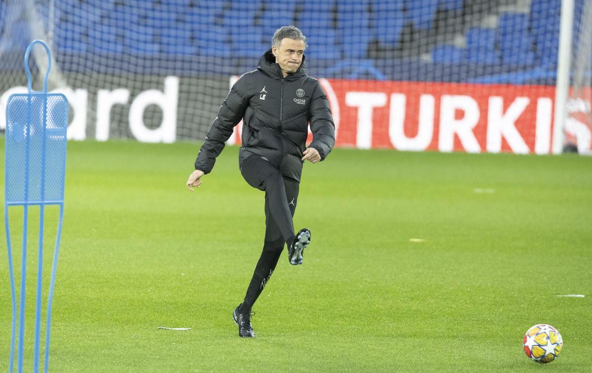 Luis Enrique, entrenador del PSG, golpea un balón en el entrenamiento previo a los octavos de Champions.