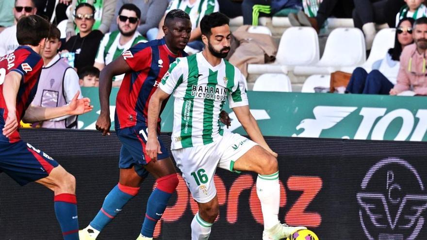 El Córdoba CF &#039;abre&#039; una vía en el lateral izquierdo para el duelo con el Ferrol