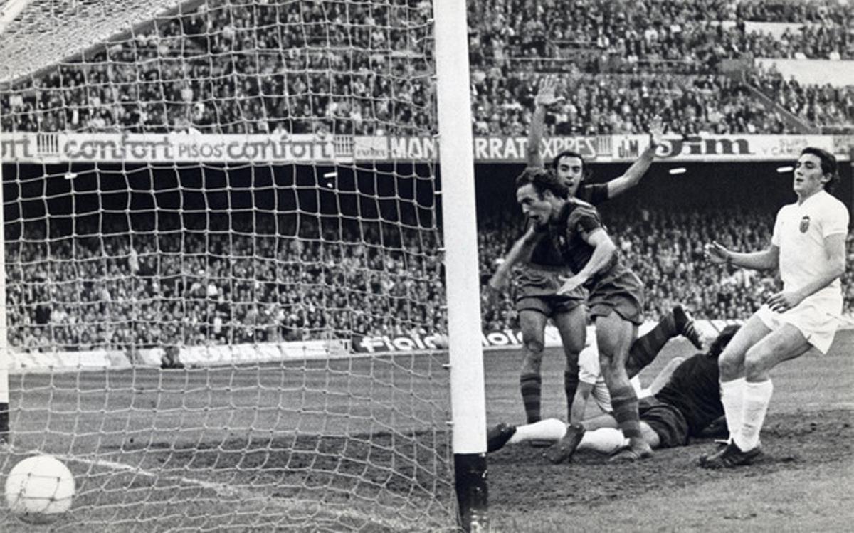 Asensi y Clares celebran un gol en el estadio barcelonista
