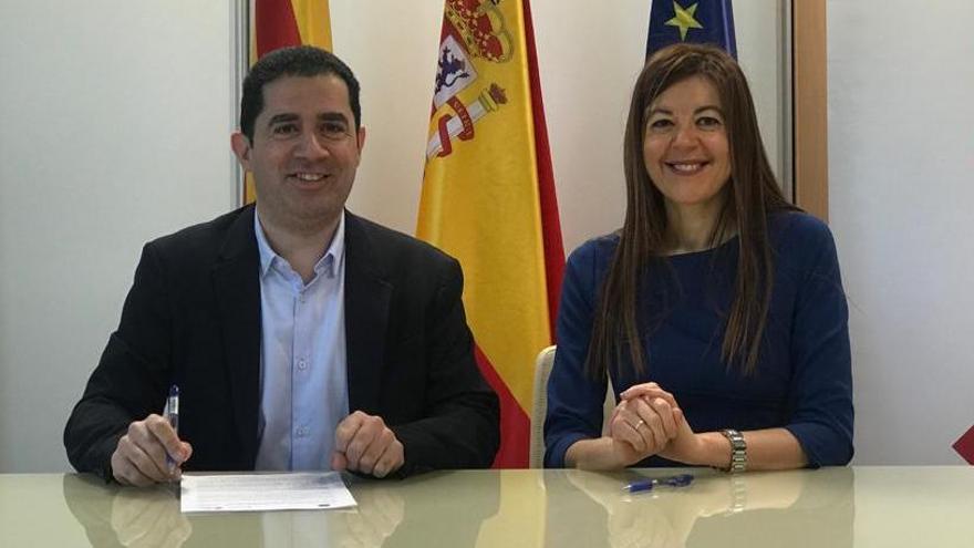 El alcalde y la consellera en el acto de la firma